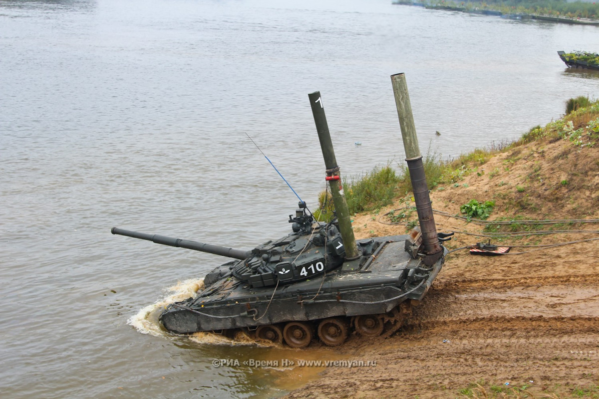 Солдаты учились преодолевать водные преграды на танках в Нижегородской области
