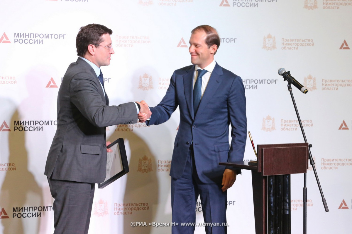 Денис Мантуров вручил сертификат на новые пианино для нижегородских музыкальных школ