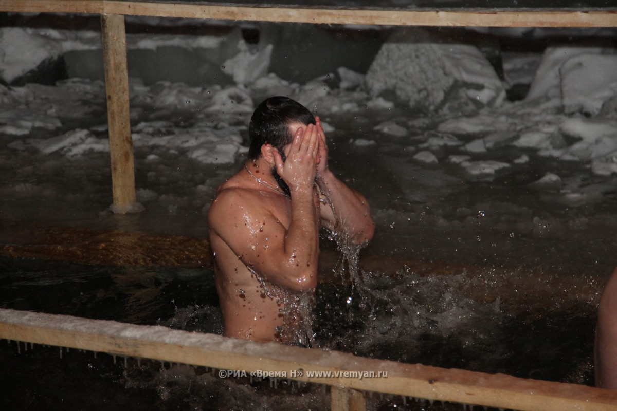 Крещенскую купель вырезали во льду Паркового озера в Сормовском районе