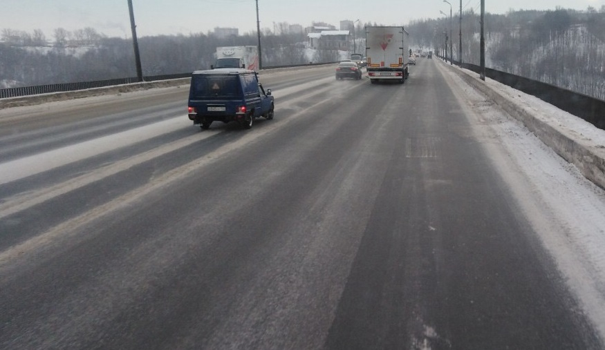 Около 100 кубометров снега вывезено с Мызинского моста после метели