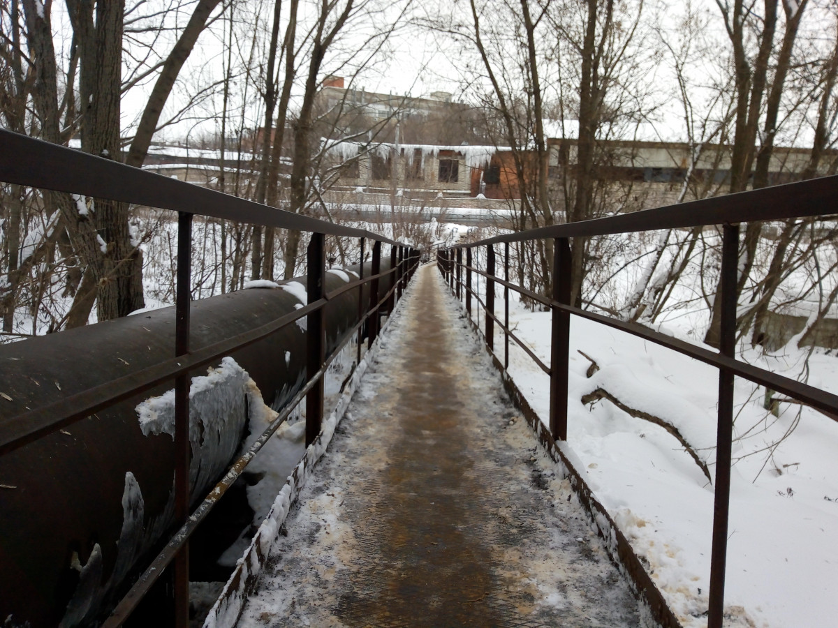 Пешеходный мост очистили от снега после обращения жителей в администрацию