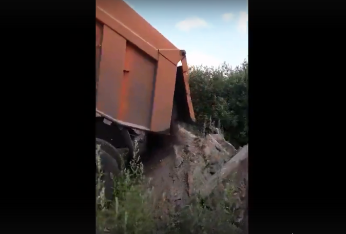 ВИДЕО: грузовик засыпает озеро в Горбатовке битым асфальтом