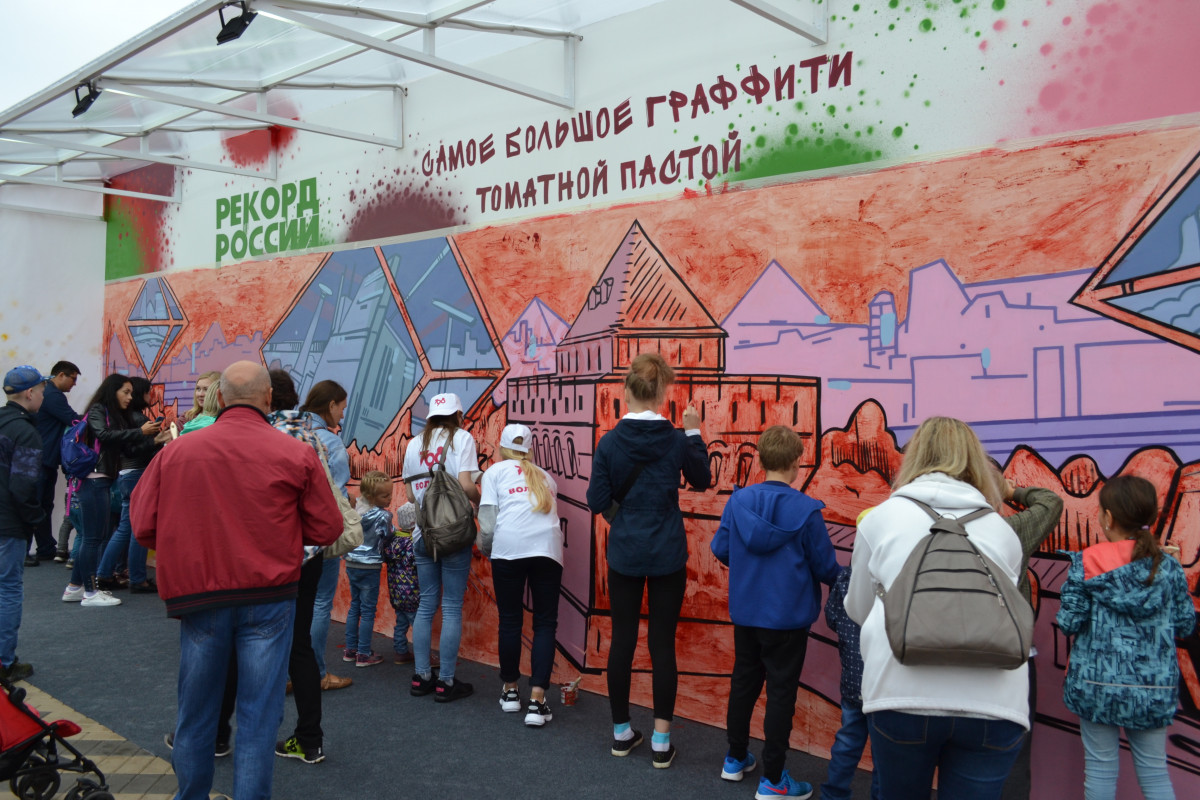 Самое большое в России граффити из томатной пасты создали в Нижнем Новгороде