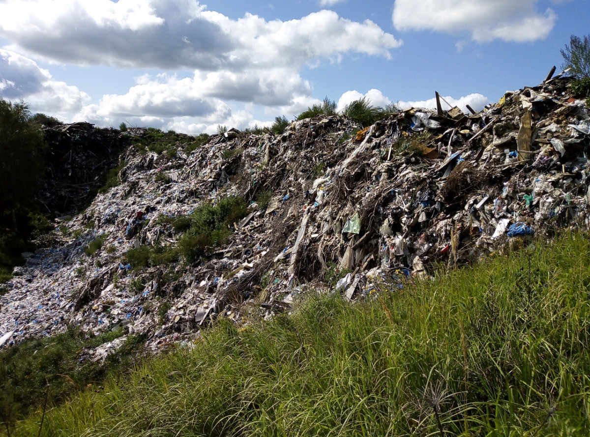 Горы мусора нашли у реки Леметь