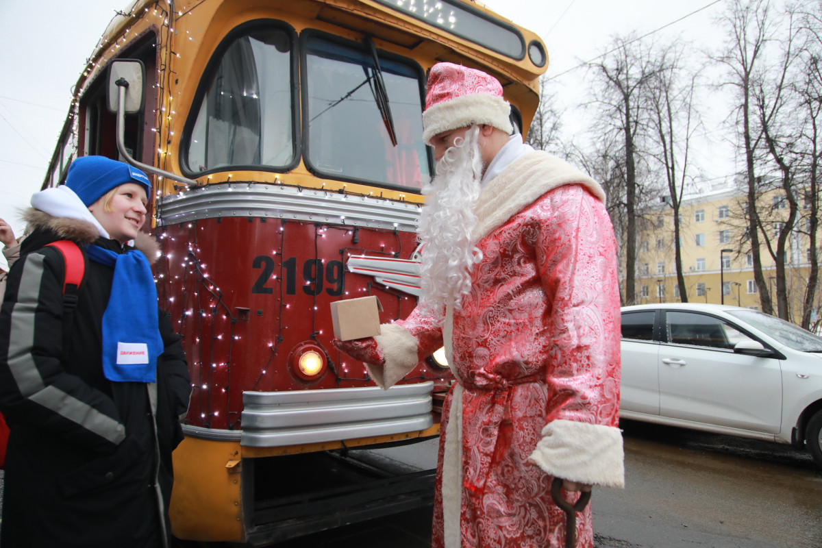 Дети поздравили с наступающим Новым годом водителей нижегородских трамваев