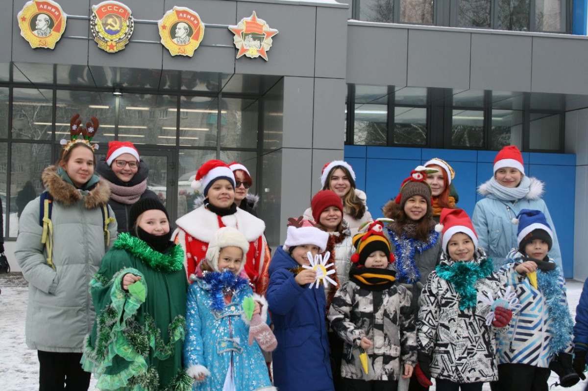 Участники акции «Российский детский Дед Мороз» поздравили сотрудников нижегородских заводов