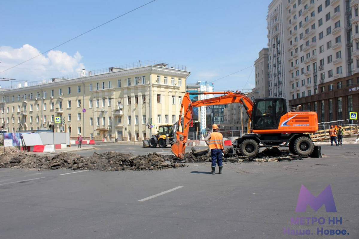 На площади Свободы в Нижнем Новгороде стали вскрывать асфальт