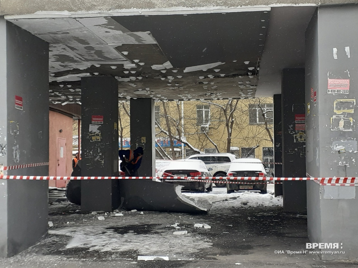 Опубликованы фото и видео с места, где обрушился потолок арки дома в Нижнем Новгороде