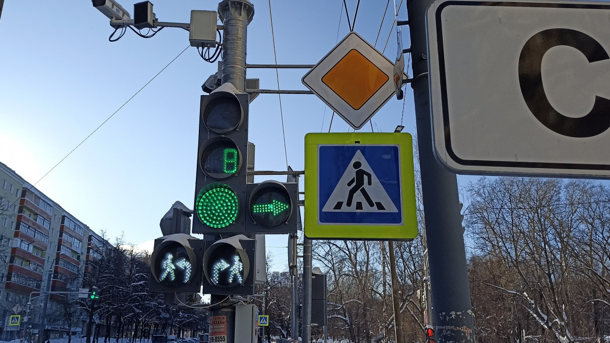 Светофор на перекрестке улиц Белинского и Ошарской оснастили дополнительной секцией