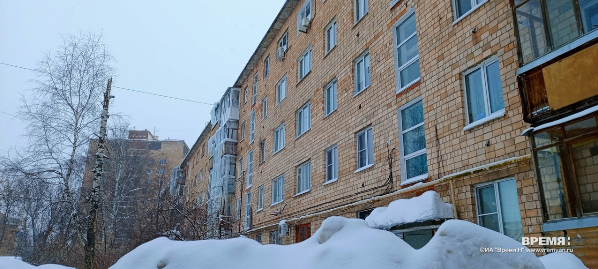 В Нижнем Новгороде усилили работу по очистке кровель от снега