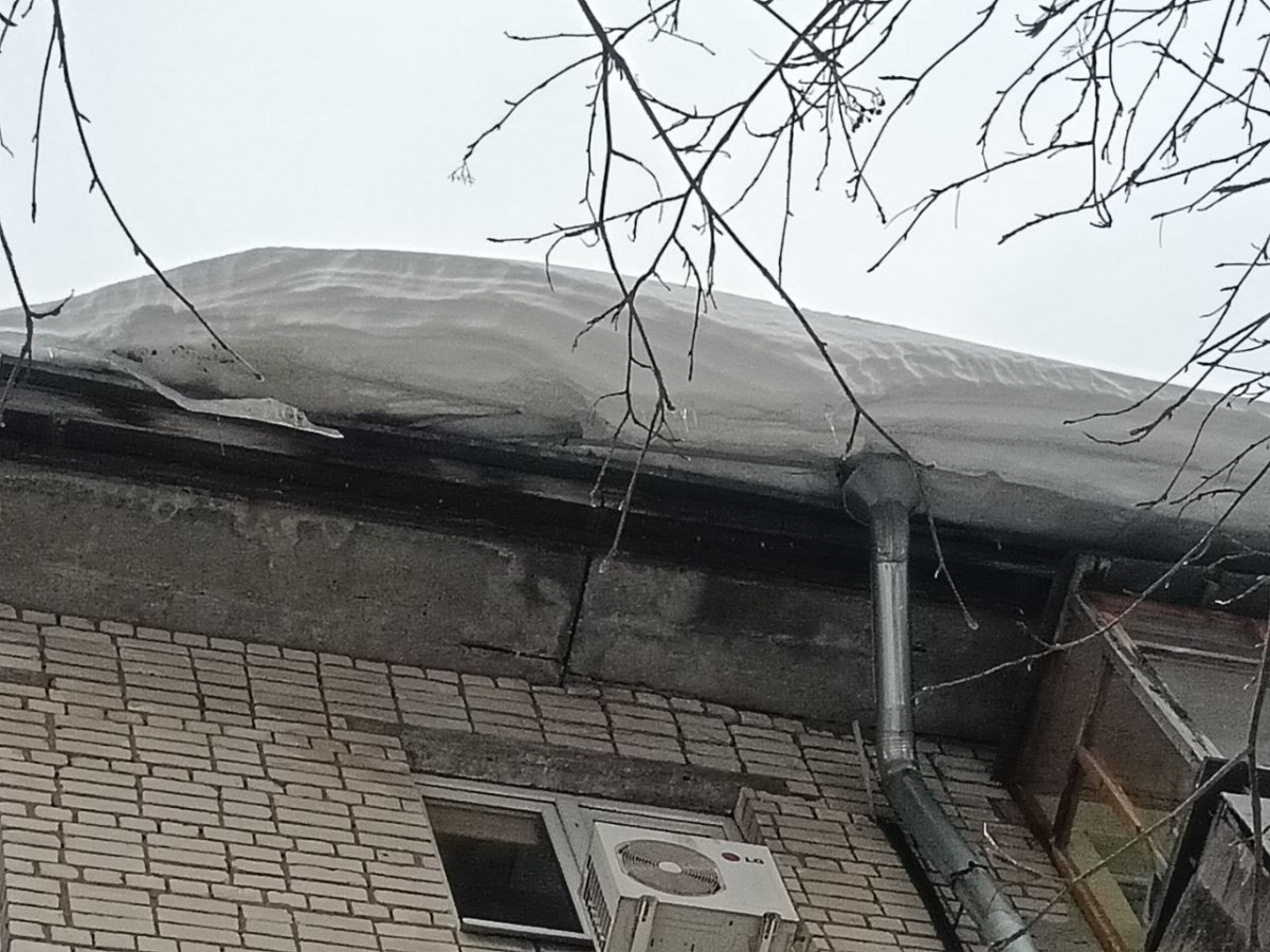 Жители улицы Козицкого обеспокоены сходом с крыш снежных масс