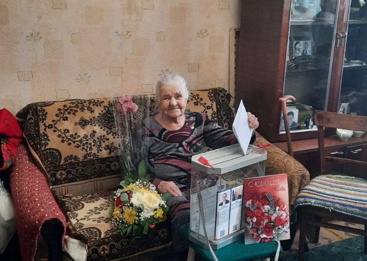 Члены УИК в Краснобаковском районе поздравили с 90-летием жительницу поселка Шеманиха