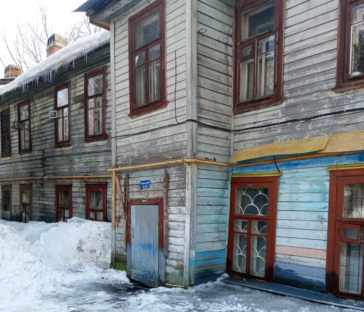 Убран снег, заблокировавший выход из подъезда на улице Ашхабадской в Нижнем Новгороде