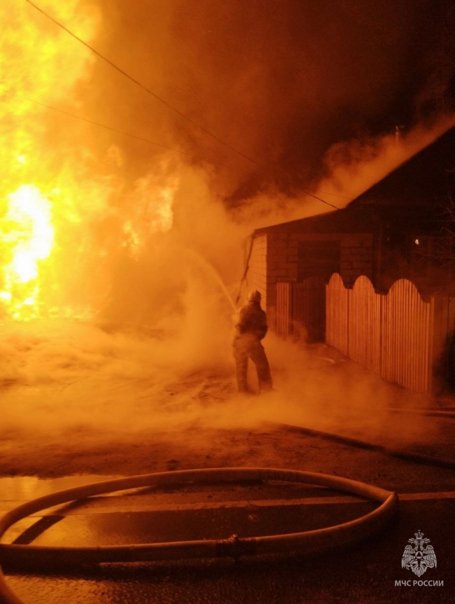 Два дома горели в поселке Воскресенское ночью 6 апреля