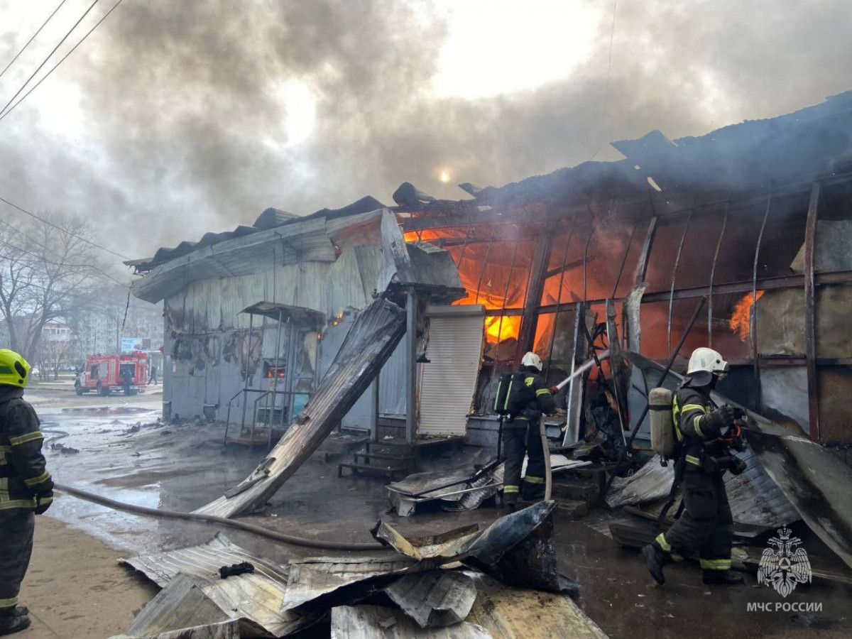 Торговый павильон горит на улице Львовской в Нижнем Новгороде