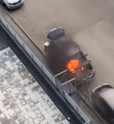 Два автомобиля горят на улице Арктической в Нижнем Новгороде